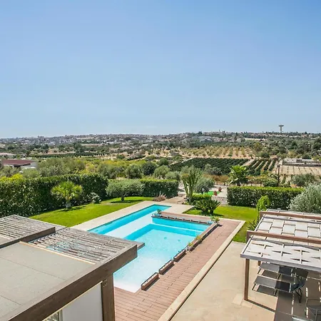 3 Bedroom Cozy In רוסוליני